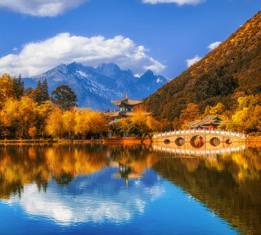 Paisaje lago y montañas de yunnan