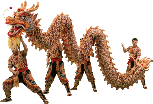 Pesonas sosteniendo un dragón para realizar la danza del dragón en chima